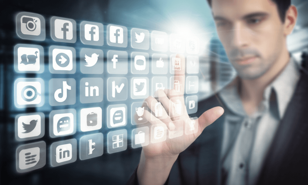 Persona utilizando diversas plataformas de redes sociales en una interfaz digital brillante.