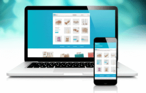 Persona navegando en una tienda online moderna y optimizada en un dispositivo móvil.