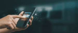 Manos usando un teléfono para pagar online, simbolizando una pasarela de pago segura y rápida.