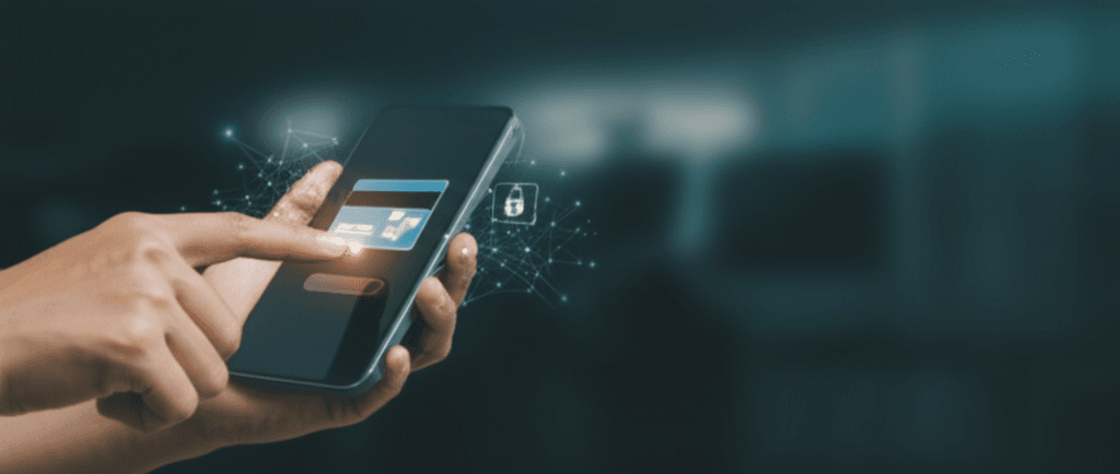 Manos usando un teléfono para pagar online, simbolizando una pasarela de pago segura y rápida.