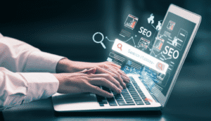 Persona optimizando una página web en un ordenador con gráficos de crecimiento SEO.