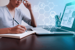 Persona pensando en ideas de nombres para su tienda online