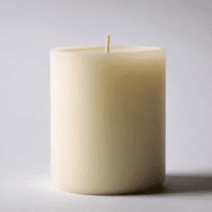 Primer plano de un producto bien iluminado sobre un fondo blanco, destacando su textura y detalles.