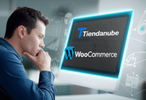 Persona analizando opciones de plataformas de e-commerce, con logotipos de Tiendanube y WooCommerce.