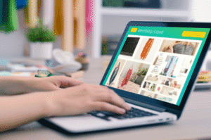 Persona gestionando una tienda online con laptop y productos de fondo.