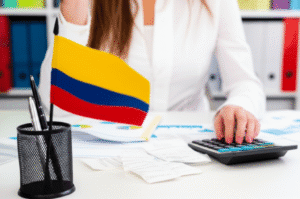 Persona revisando documentos financieros y calculadora para la declaración de renta en Colombia