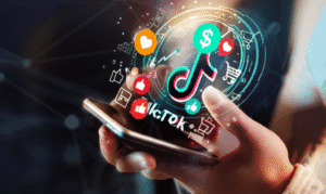 Una persona utilizando TikTok en su celular, rodeada de iconos de dinero, crecimiento y éxito digital.