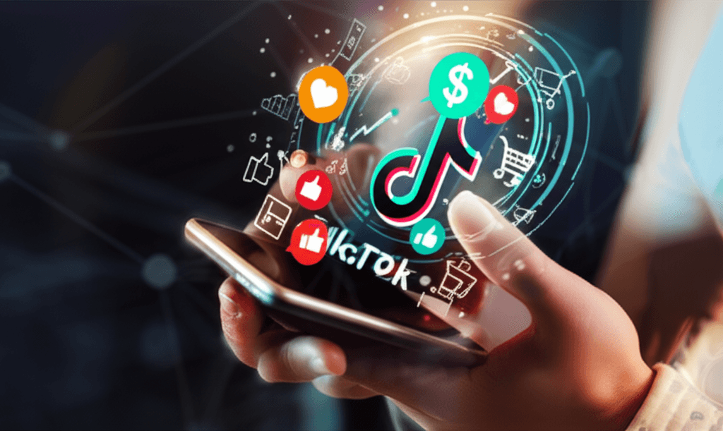 Una persona utilizando TikTok en su celular, rodeada de iconos de dinero, crecimiento y éxito digital.