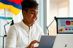 Joven emprendedor colombiano revisando su tienda online con entusiasmo.