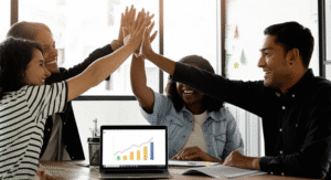 Grupo de emprendedores colombianos exitosos celebrando su logro en un entorno de oficina moderno y vibrante.