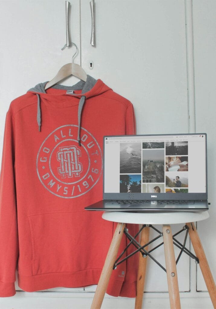 encendió la computadora portátil Dell en taburetes marrones