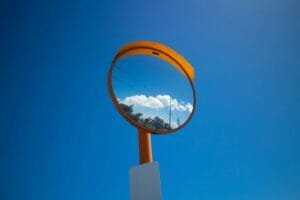 un espejo en un poste