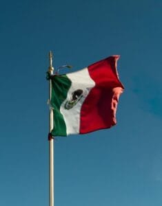 Una bandera mexicana ondeando alto en el cielo