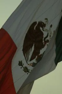 La bandera de México ondea en el viento