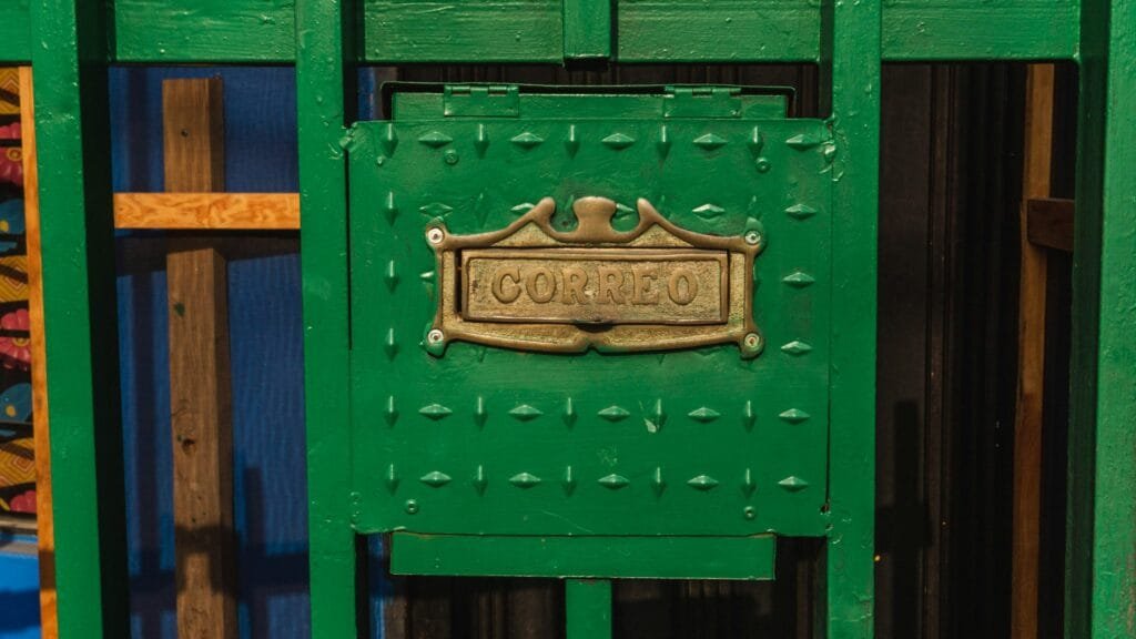 Un primer plano de una puerta verde con un letrero