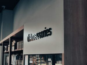 Un letrero en el costado de una librería