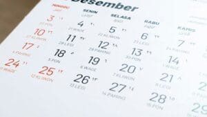 un primer plano de un calendario en una mesa