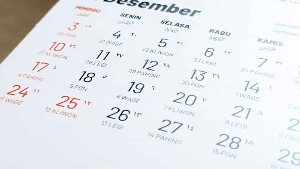 un primer plano de un calendario en una mesa