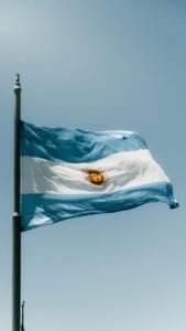 La bandera de Argentina ondea alto en el cielo