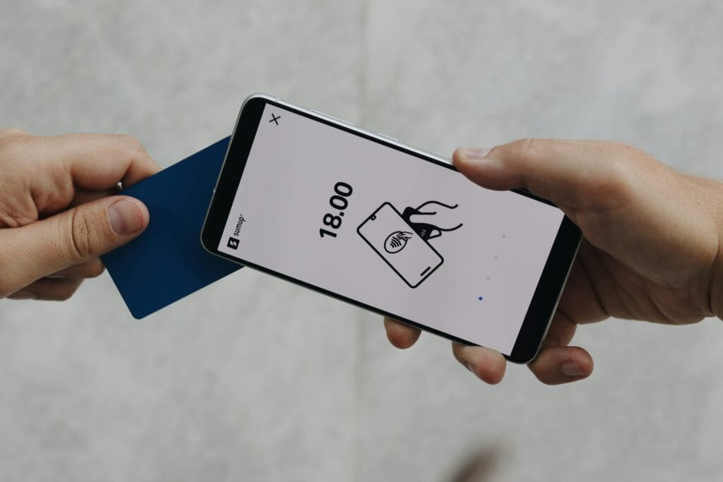 Una persona sosteniendo un teléfono celular en la mano