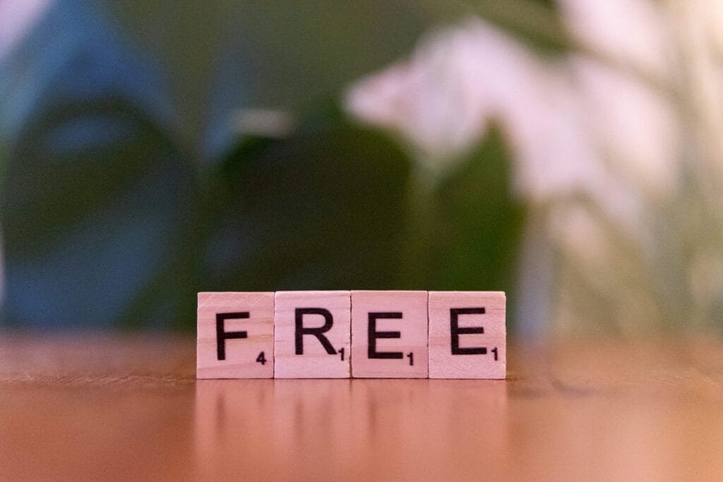 Un bloque de madera que dice libre sentado sobre una mesa