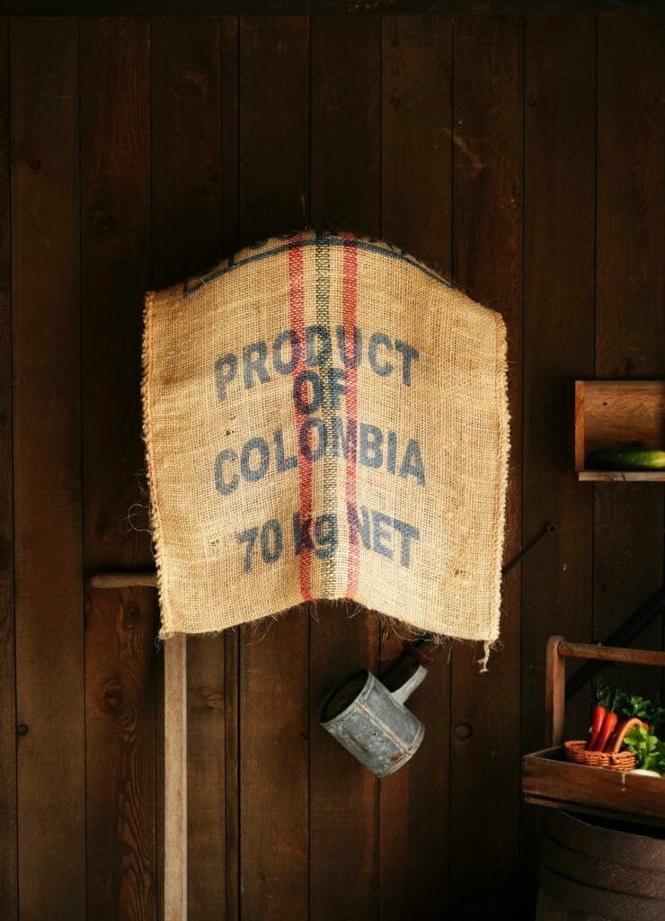 Saco de arpillera con texto "producto de colombia"