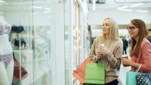 Dos mujeres mirando el escaparate de una tienda.