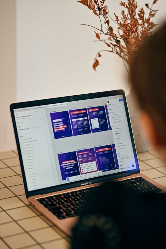 Persona mirando la pantalla de una computadora portátil con diapositivas de presentación.