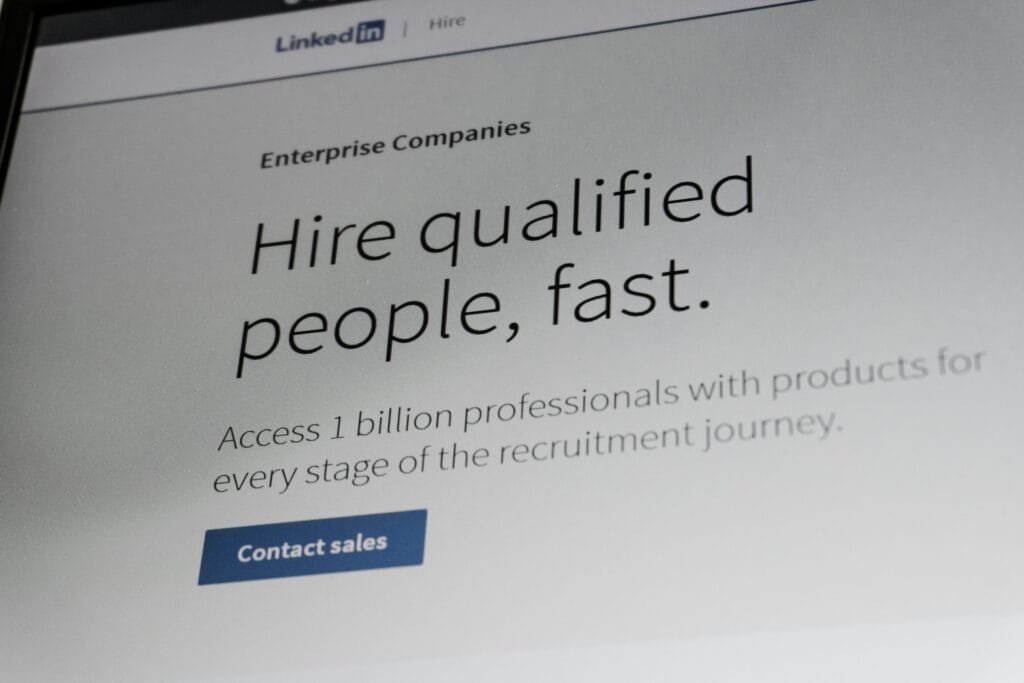 Sitio web de Linkedin que promociona soluciones de contratación empresarial.