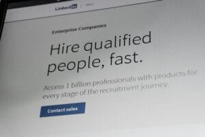 Sitio web de Linkedin que promociona soluciones de contratación empresarial.