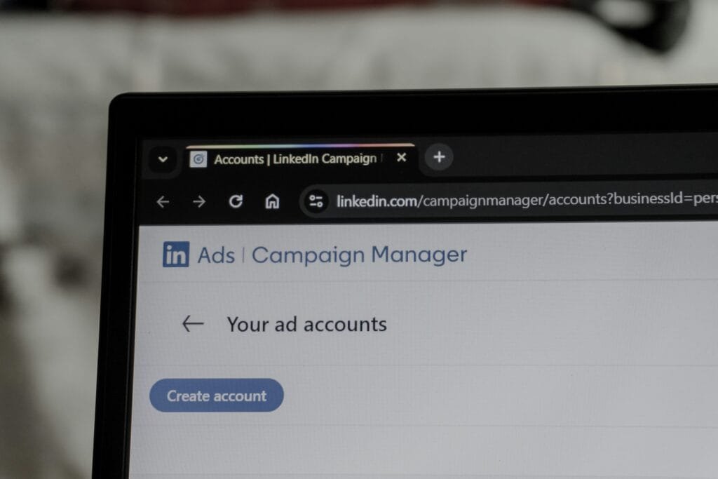 Interfaz del administrador de campañas de anuncios de Linkedin en la pantalla de la computadora portátil