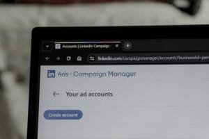 Interfaz del administrador de campañas de anuncios de Linkedin en la pantalla de la computadora portátil