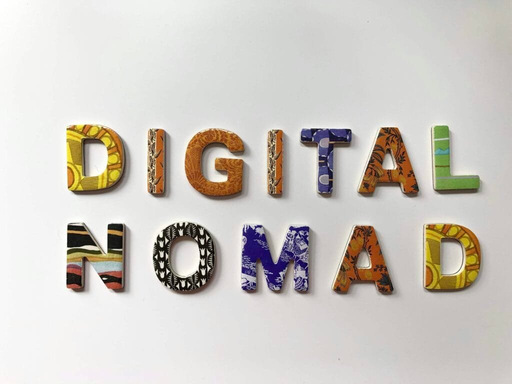 Decoración de letras nómadas digitales de colores variados