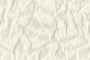 Un pedazo de papel blanco que se arruga por la mitad